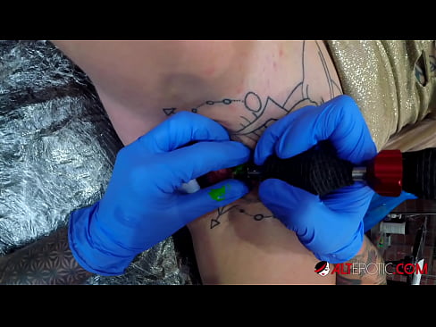 ❤️ Uiters getatoeëerde hottie Sully Savage het 'n tatoeëermerk op haar klitoris gekry ☑ Sluts op af.rexporn-com.ru